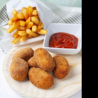 Alitas de pollo con patata  y nuggets de pollo  mas patatas con queso