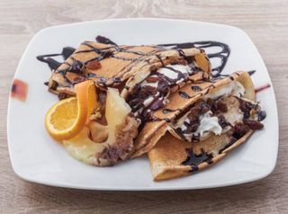 Naleśniki z białym serem i rodzynkami