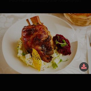 Ciolan de porc cu piure de cartofi si verdeturi