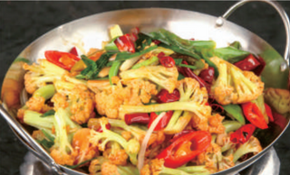 Cavolfiore e pancetta di maiale in salsa piccante nella pentola calda