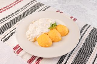 Brânză cu smântână și mămăliguță