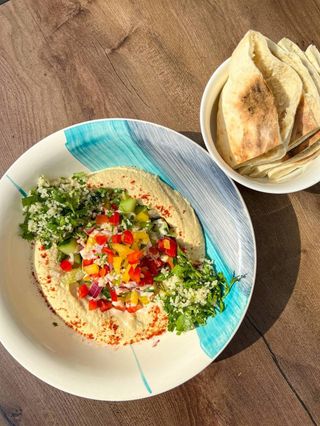 Хумус з арабським салатом 