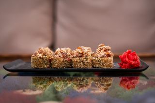 Горячий рол з вугрем