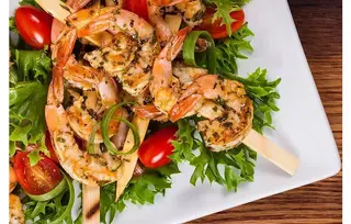 Brochettes de crevettes grises grillées