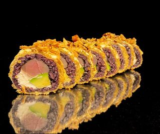 55B. DRAGON ROLL ROLL FRITO DE ATÚN ACOMPAÑA  ARROZ  NEGRO