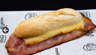 Ramoncito de bacon con queso fundido