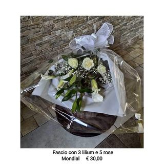Fascio con 3 lilium e 5 rose "Mondial"