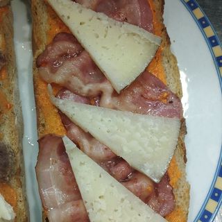 Tostada bacón queso