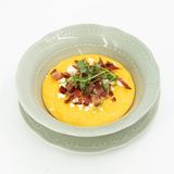 PALENTA SA MRVLJENIM SIROM I KRISPI SLANINICOM