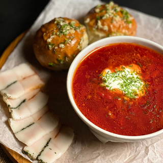 Борщик червоний з пампушками та салом