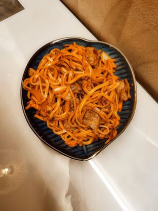 Spaghetti thailandese con manzo e cipilline