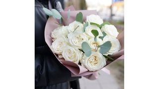 Bukiet z 19 białych róż z eukaliptusem