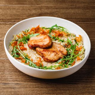 Паста Орзо з індичкою та соусом з білих грибів