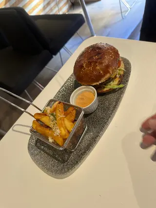 Cheese burger s pomfritom