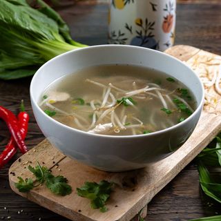 12. Zupa PHO z makaronem, ryżem i kurczakiem