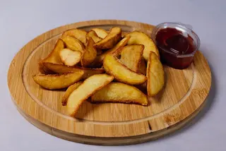 Cartofi wedges + sos ketchup