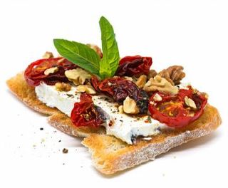 Queso De Cabra Con Tomate Seco Y Nueces Con Focaccia