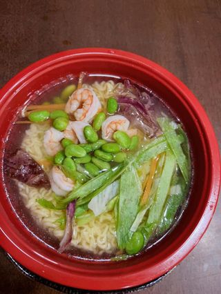 94. Ramen spaghetti in brodo con frutti di mare