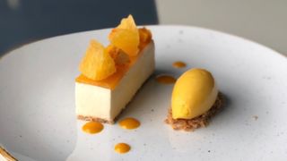 Sernik z białą czekoladą i marakują