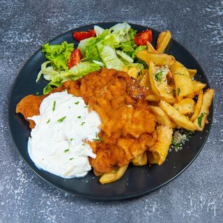 Șnițel de Pui cu Cartofi Aromatizați, Sos de Smântână și Usturoi