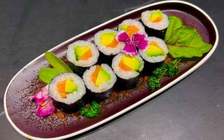 207.- Maki De Salmón Con Aguacate