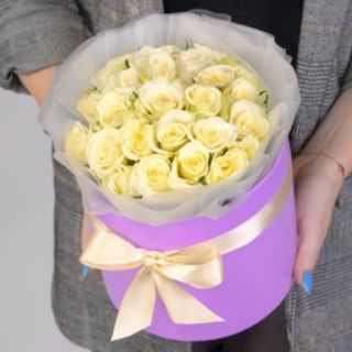 Cutie cu trandafiri albi