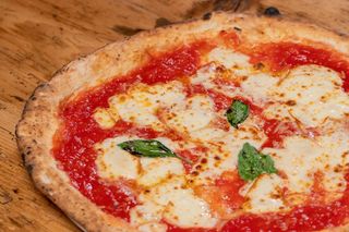 Margherita con provola