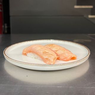 Niguiri Salmão braseado (2 pçs)