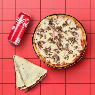 Capricciosa Chicago + Nutella palačinka + Coca-cola
