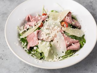 Салат с  ростбифом и муссом из пармезана