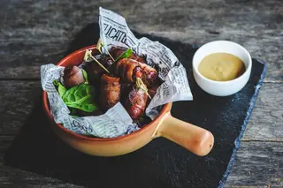 Carnaciori de bere copti in bacon