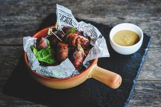 Carnaciori de bere copti in bacon