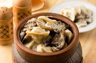 Пельмени с грибами в горшочке