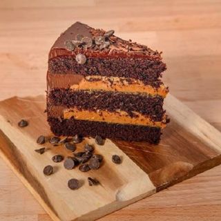 Pastel de chocolate con dulce de leche y nueces (ración)