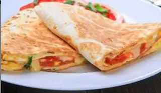 Omleta cu branza si cascaval in tortilla