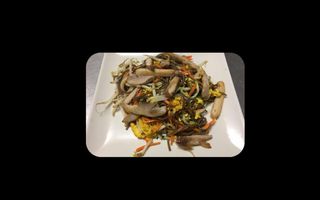 P6. Yaki soba con gamberi