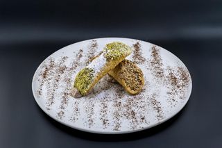 Cannoli siciliani ripieni di ricotta