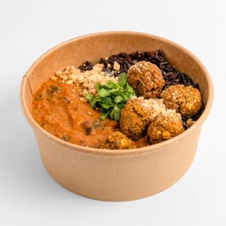 Czarny ryż z gulaszem afrykańskim i klopsami jarmużowymi﻿