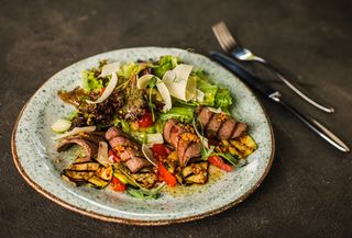 Салат з телятиною у соусі Теріякі (300г)