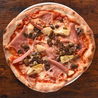 Pizza Capricciosa + bevanda