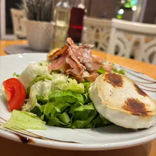 Свежи салатки с козе сирене