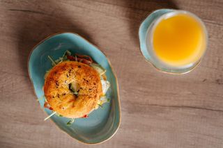 Bajgiel z hummusem i awokado