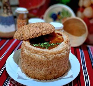 CIORBA DE FASOLE CU CIOLAN IN PAINE