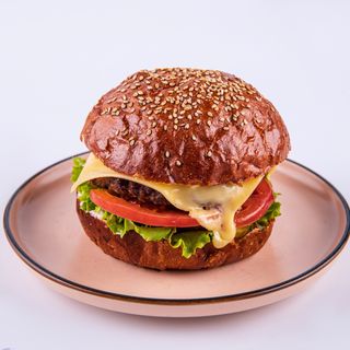 Бургер с сочной говяжьей котлетой