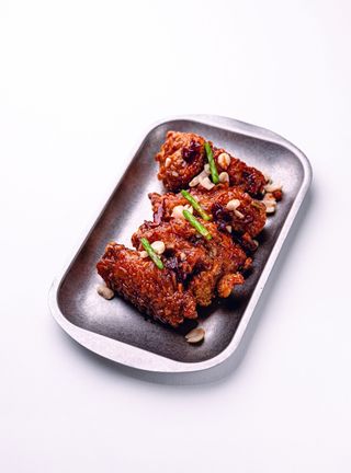 Крылышки с медово-горчичным соусом 4 шт 