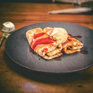 Palačinke sa višnjama i sladoledom 300 gr