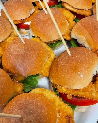 Panino ripieno con pollo fritto, pomodoro, insalata - 1 pezzo