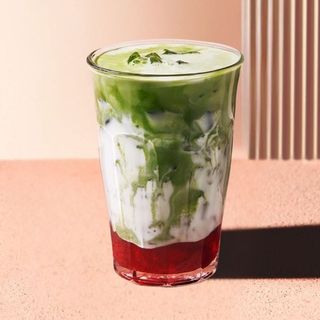 Truskawkowa Iced Matcha Latte