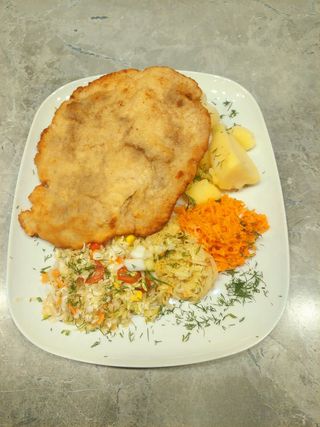 Kotlet schabowy z ziemniakami i surówką