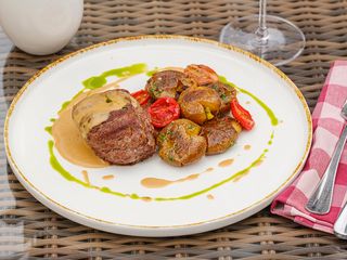 Стейк з телятини  з пряною картоплею (330g)